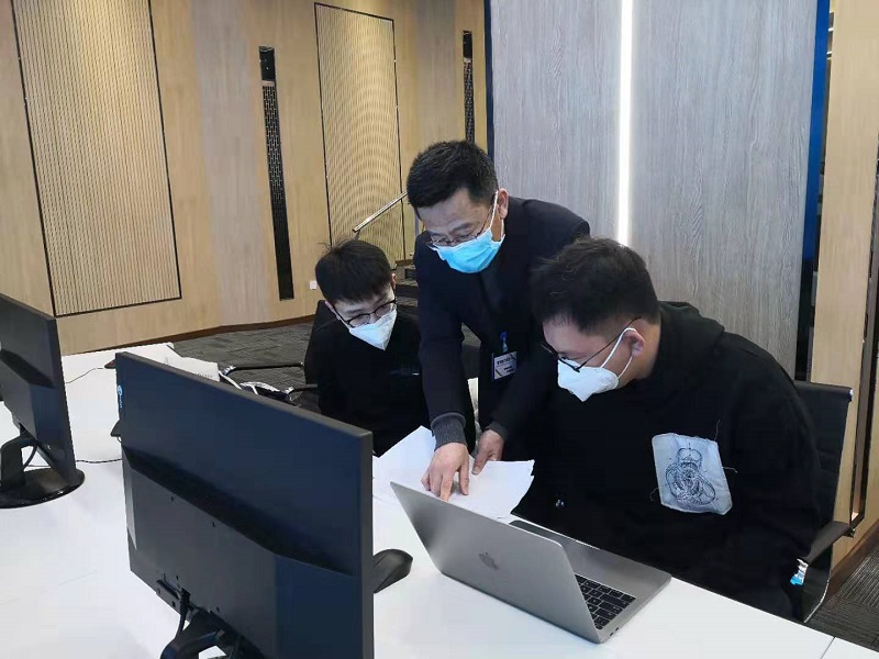 4景峰同学参与工作任务讨论(左一）.jpg